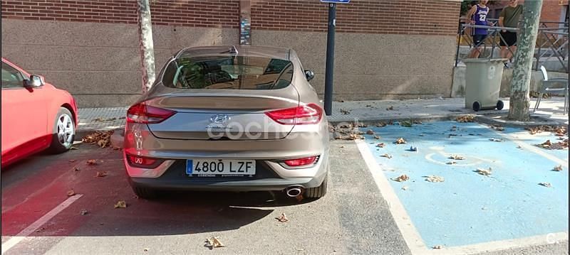 Usado Hyundai i30 120 CV (88 kW) 2022 Gris / plata Berlina