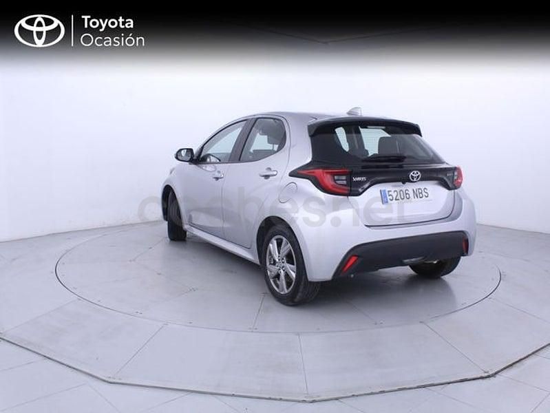 Usado Toyota Yaris Hybrid Active 116 CV (85 kW) 2025 Gris / plata Berlina