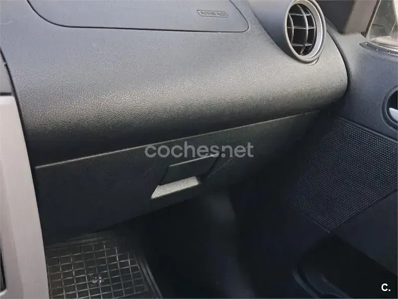 Usado Ford Fiesta Trend 90 CV (66 kW) 2005 Gris / plata Utilitario