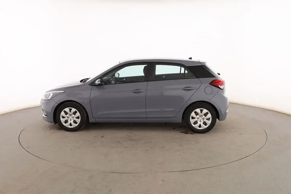 Usado Hyundai i20 85 CV (62 kW) 2015 Gris Berlina