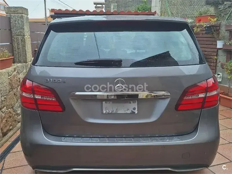 Usado Mercedes B180 109 CV (80 kW) 2017 Gris / plata Monovolumen