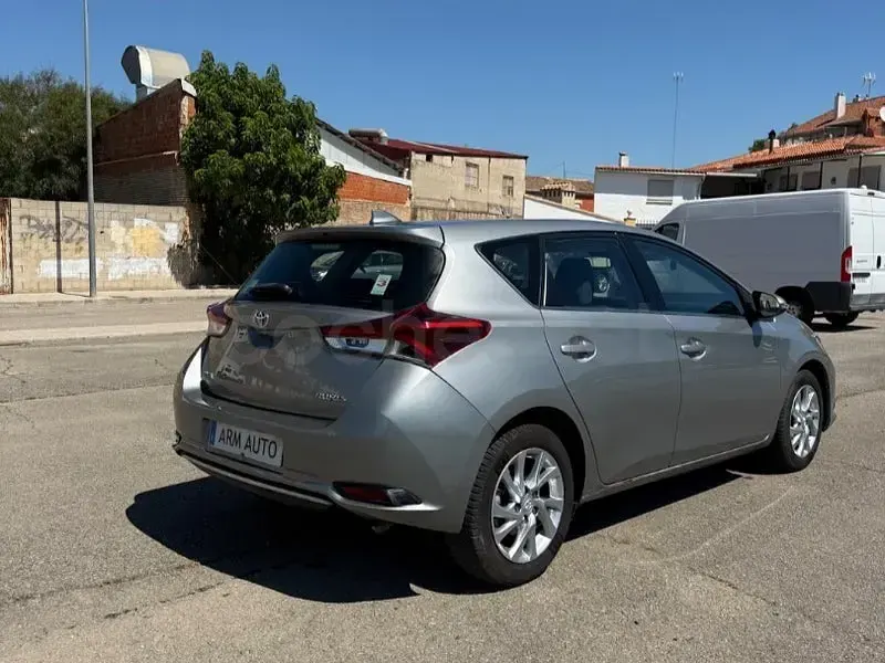 Usado Toyota Auris Active 116 CV (85 kW) 2017 Gris / plata Familiar