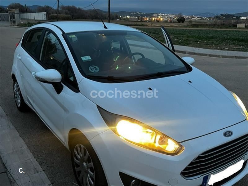 Blanco Usado 2015 Ford Fiesta Trend Utilitario | 6200 € (Buen precio) - Imagen 1/4
