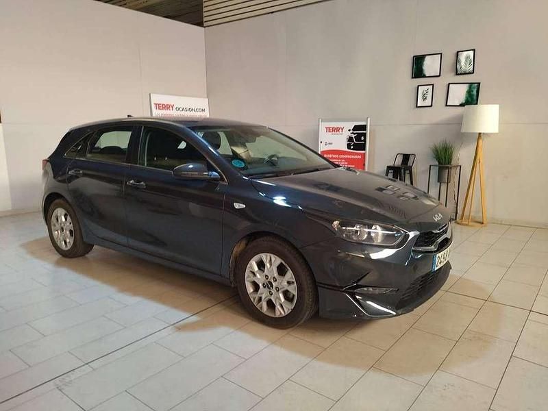 Plateado Usado 2023 Kia Ceed Utilitario | 17.690 € (Precio justo) - Imagen 1/4