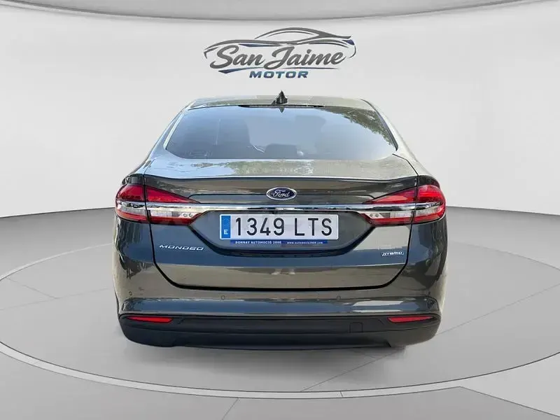 Usado Ford Mondeo Titanium 187 CV (137 kW) 2021 Gris / plata Berlina