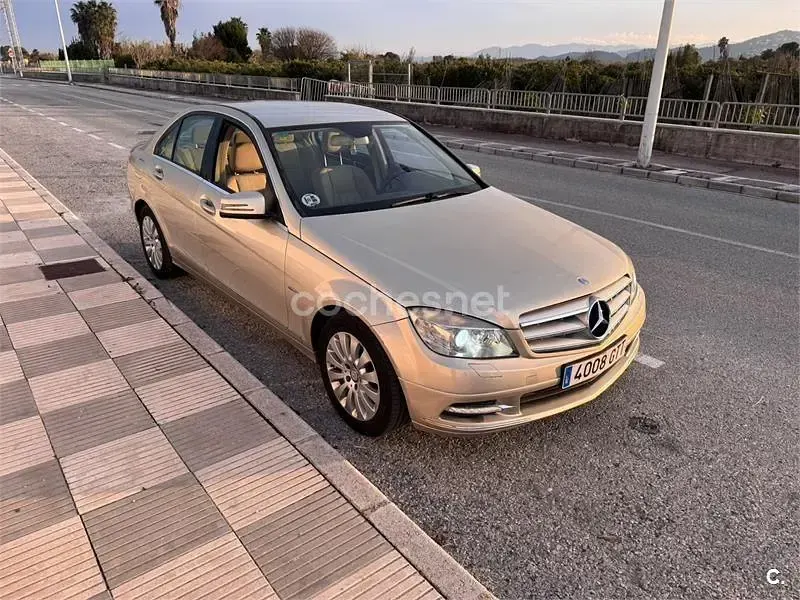 Usado Mercedes C200 Elegance 136 CV (100 kW) 2010 Beige Berlina