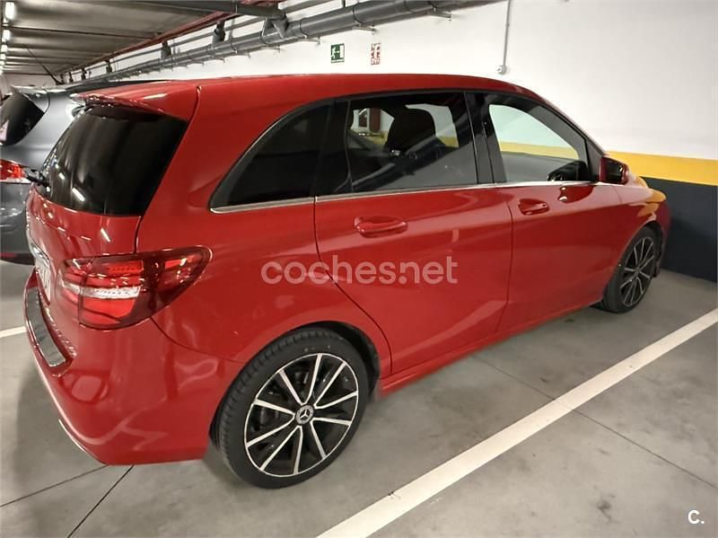 Usado Mercedes B200 136 CV (100 kW) 2018 Rojo Monovolumen