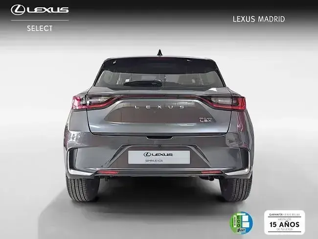 Usado Lexus LBX 136 CV (100 kW) 2025 Gris / plata SUV