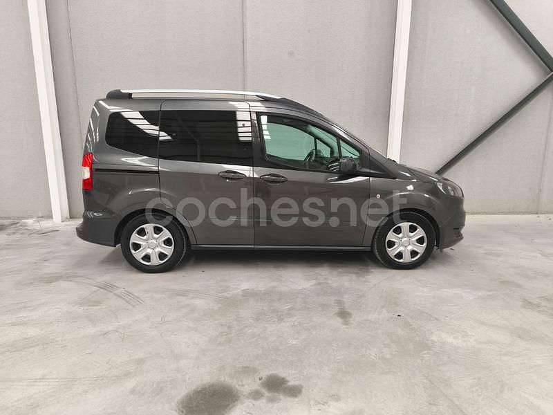 Usado Ford Tourneo Courier Trend 100 CV (73 kW) 2017 Beige Monovolumen