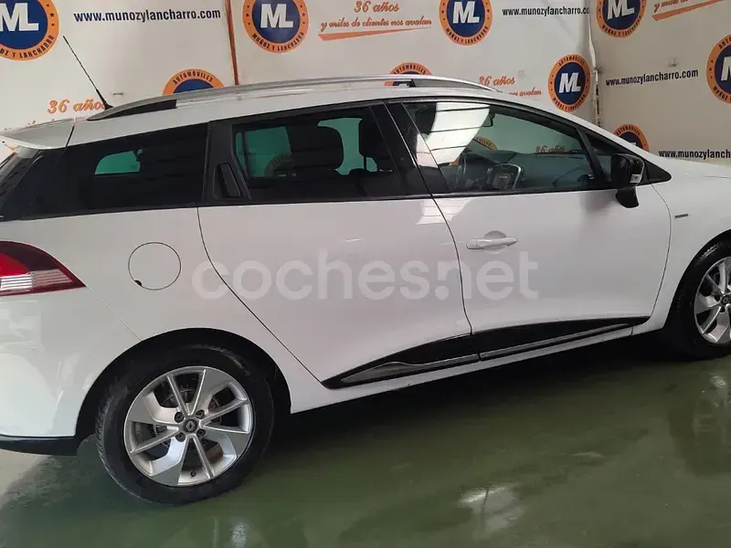 Usado Renault Clio LIMITED 75 CV (55 kW) 2016 Blanco Familiar