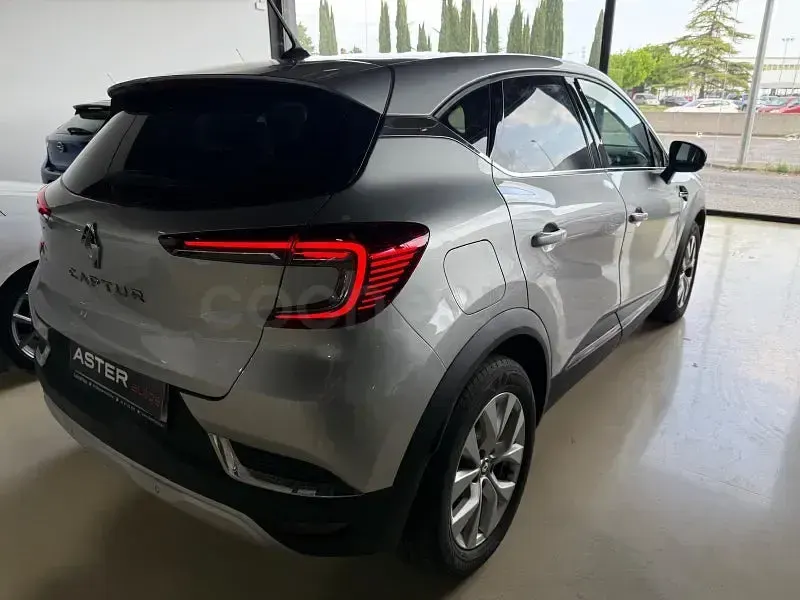 Usado Renault Captur Zen 140 CV (102 kW) 2022 Gris / plata SUV