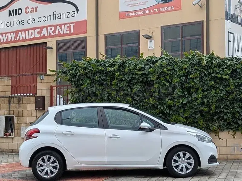 Usado Peugeot 208 Active 100 CV (73 kW) 2019 Blanco Utilitario