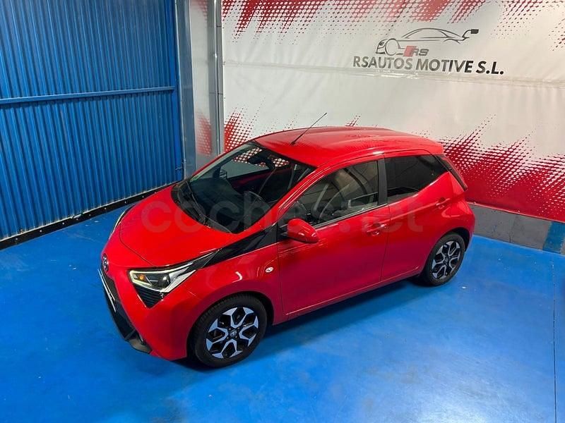 Usado Toyota Aygo X-play 72 CV (52 kW) 2020 Rojo Utilitario