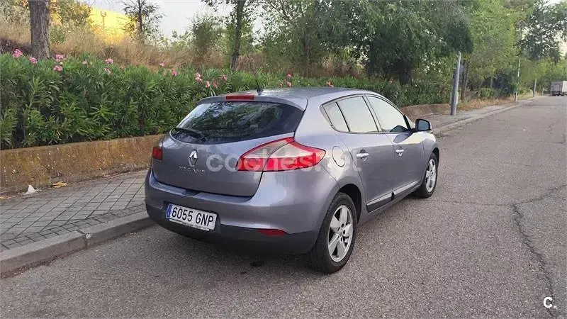 Usado Renault Mégane III Dynamique 105 CV (77 kW) 2009 Gris / plata Berlina