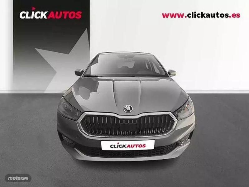 Usado Skoda Fabia Selection 95 CV (69 kW) 2025 Gris / plata Berlina