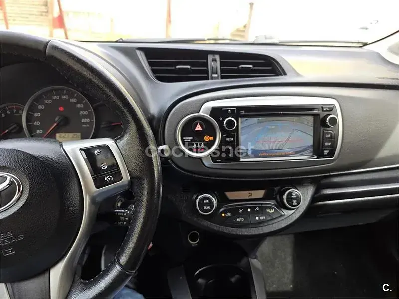 Usado Toyota Yaris Advance 99 CV (72 kW) 2014 Negro Utilitario