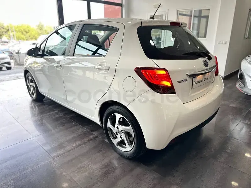 Usado Toyota Yaris Hybrid Active 100 CV (73 kW) 2015 Blanco Berlina
