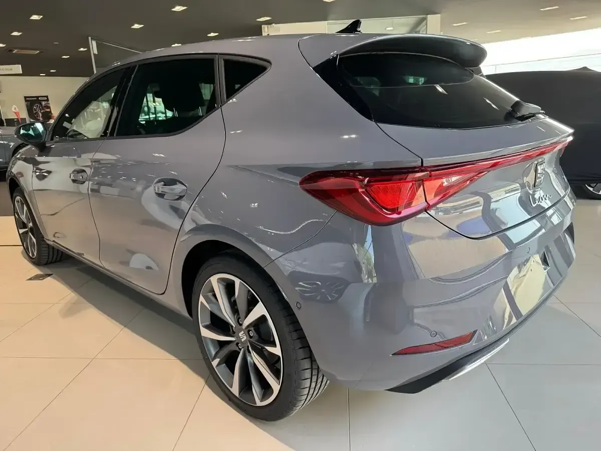Nuevo Seat Leon FR 150 CV (110 kW) 2025 Gris