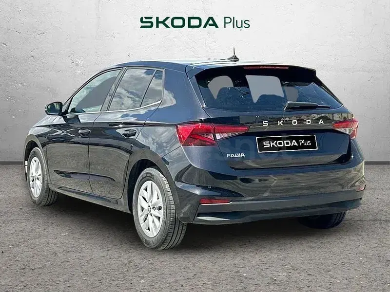 Usado Skoda Fabia Selection 95 CV (69 kW) 2025 Negro Utilitario