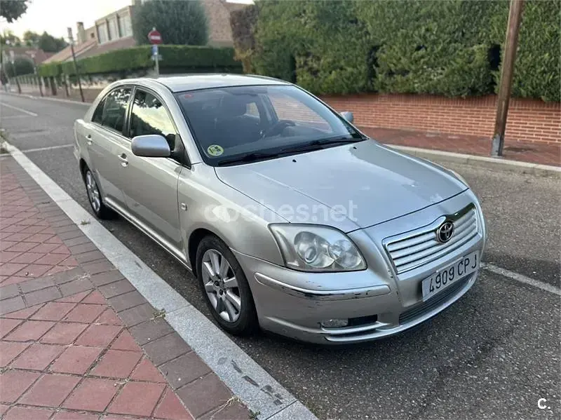 Usado Toyota Avensis Sol 129 CV (94 kW) 2005 Beige Berlina
