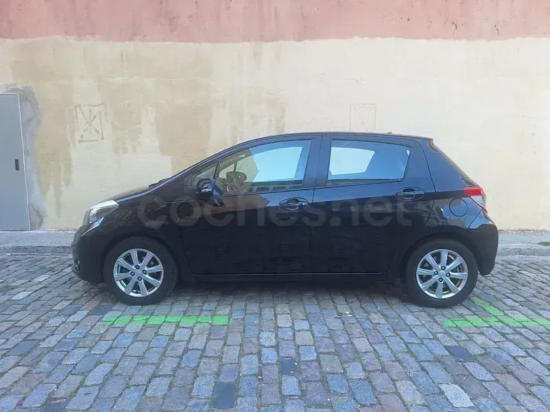 Usado Toyota Yaris Active 99 CV (72 kW) 2011 Negro Utilitario