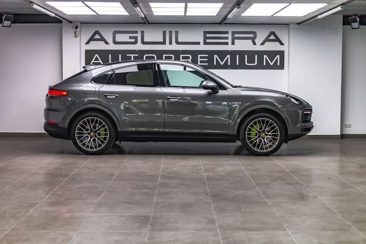Usado Porsche Cayenne E-Hybrid 462 CV (339 kW) 2021 Gris SUV