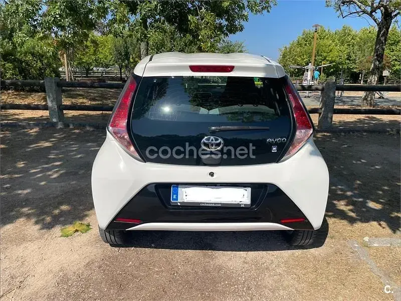 Usado Toyota Aygo X-play 69 CV (50 kW) 2017 Blanco Utilitario