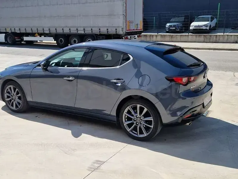 Usado Mazda 3 Exclusive-Line 122 CV (89 kW) 2023 Gris / plata Berlina