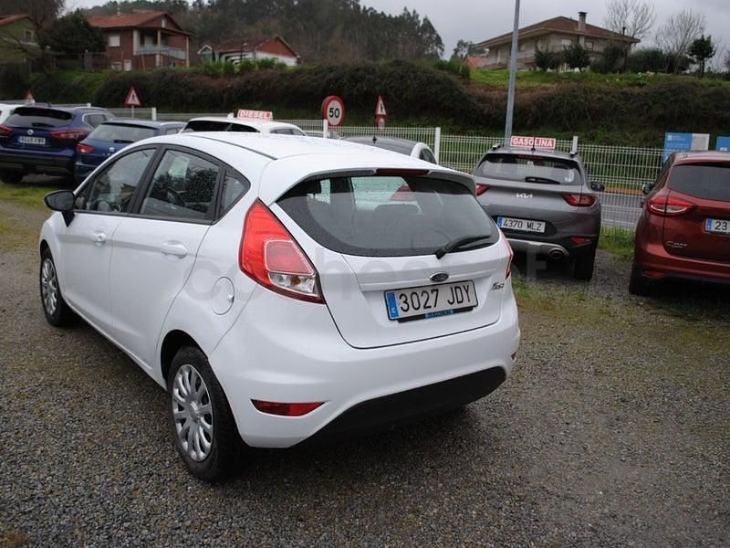Usado Ford Fiesta Trend 75 CV (55 kW) 2015 Blanco Berlina