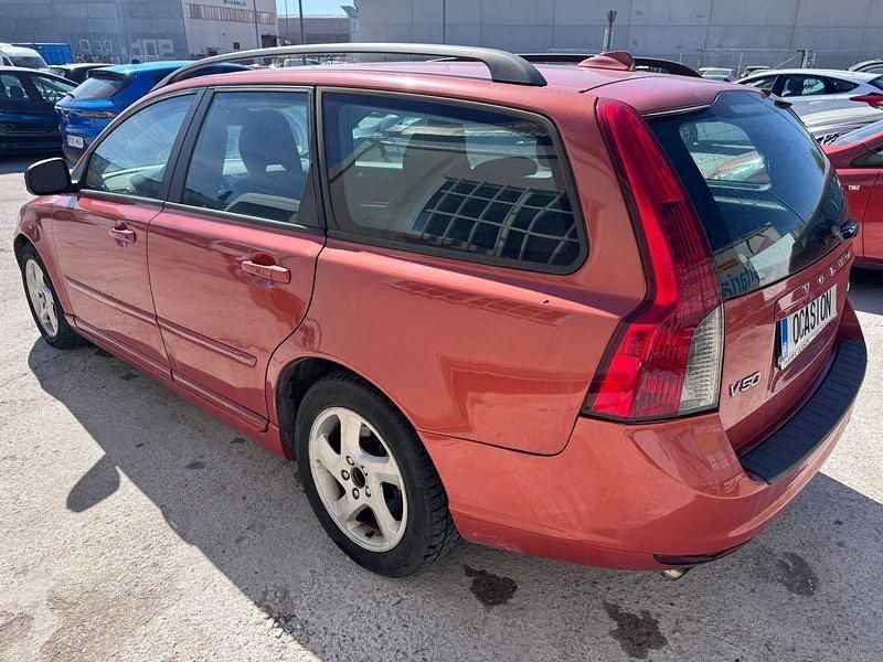 Usado Volvo V50 Kinetic 150 CV (110 kW) 2011 Rojo Familiar