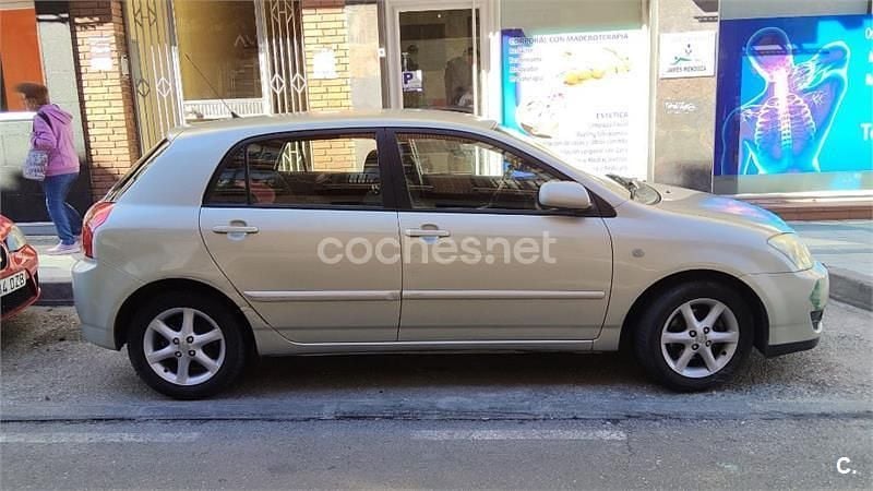 Usado Toyota Corolla Sol 90 CV (66 kW) 2004 Beige Berlina