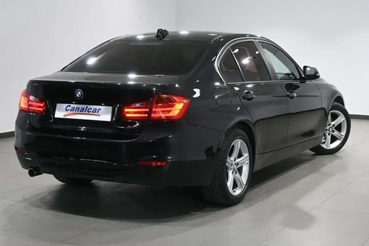 Usado BMW 318 Comfort Edition 143 CV (105 kW) 2014 Negro Berlina