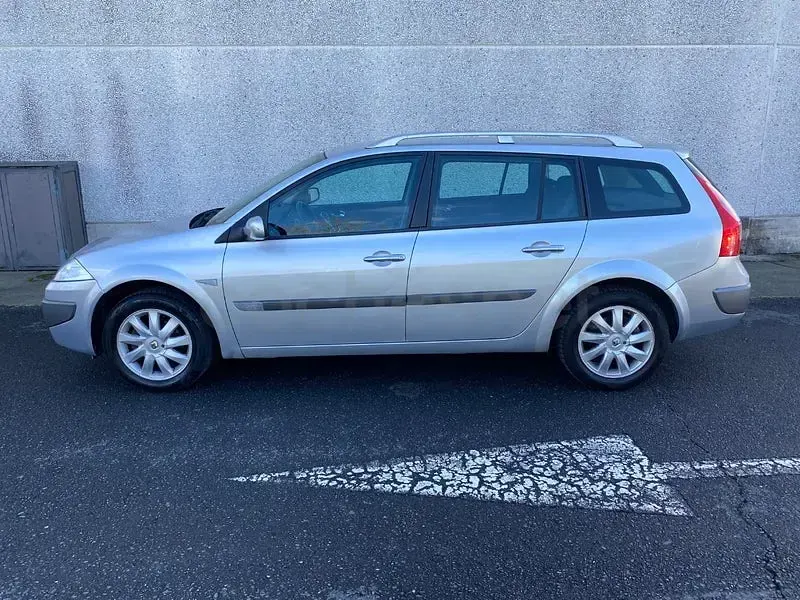 Usado Renault Mégane GrandTour Dynamique 110 CV (80 kW) 2006 Gris / plata Familiar