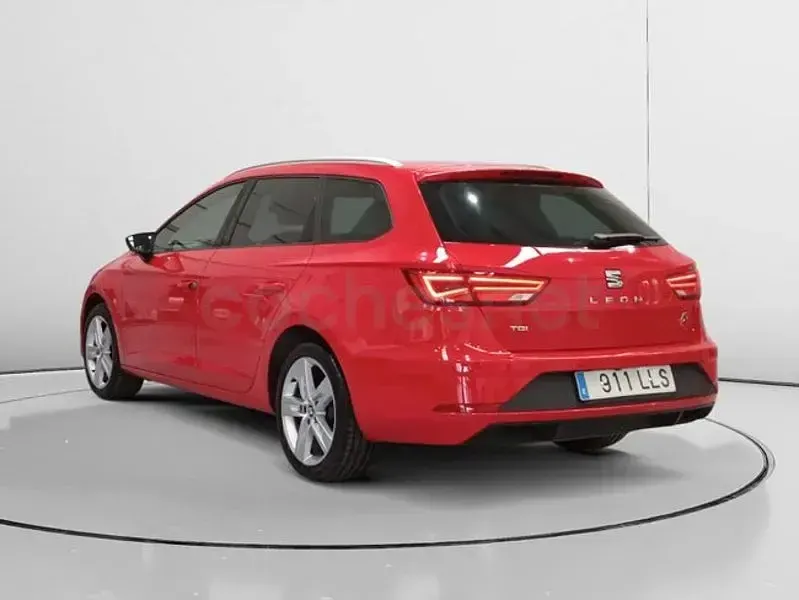 Usado Seat Leon FR 130 CV (95 kW) 2020 Rojo Familiar
