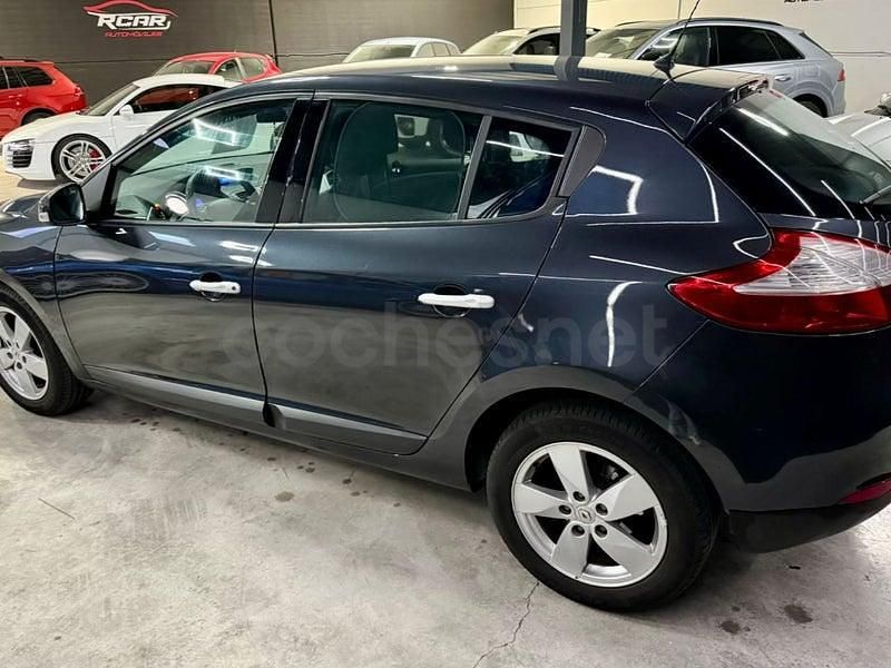 Usado Renault Mégane Dynamique 130 CV (95 kW) 2011 Gris / plata Berlina
