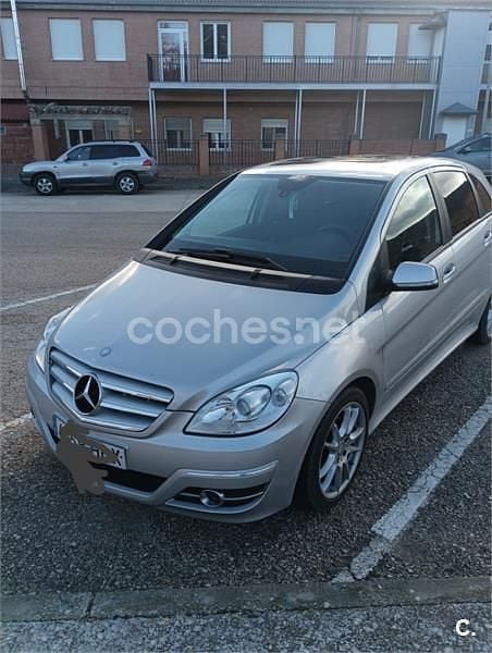Usado Mercedes B180 109 CV (80 kW) 2011 Gris / plata Monovolumen