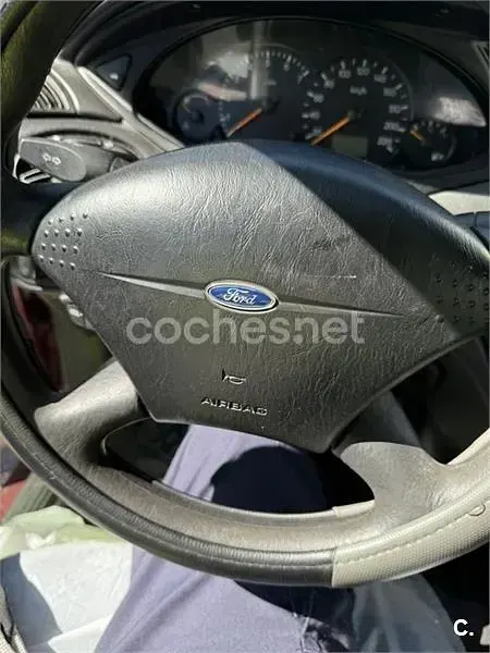 Usado Ford Focus Ambiente 100 CV (73 kW) 2002 Granate Familiar