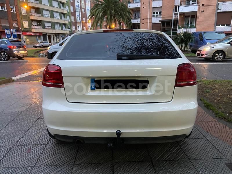 Usado Audi A3 Attraction 105 CV (77 kW) 2012 Blanco Berlina