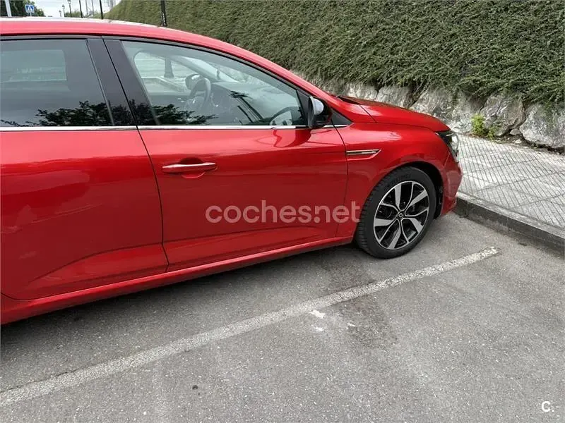 Usado Renault Mégane LIMITED 140 CV (102 kW) 2019 Rojo Berlina