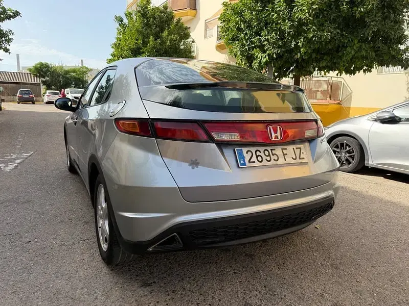 Usado Honda Civic Comfort 140 CV (102 kW) 2007 Gris / plata Berlina