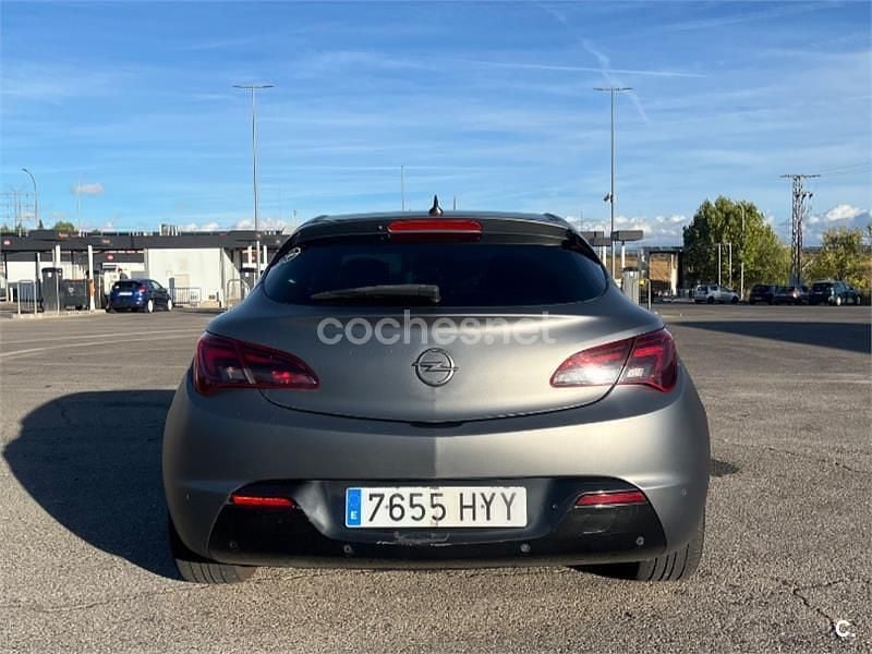 Usado Opel Astra GTC Sportive 130 CV (95 kW) 2015 Gris / plata Berlina