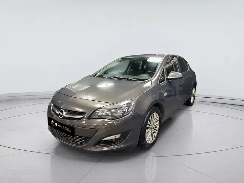 Usado Opel Astra Selective 110 CV (80 kW) 2015 Gris / plata Berlina