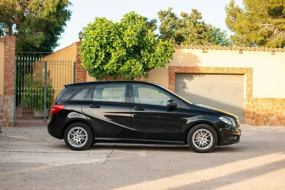 Usado Mercedes B200 139 CV (102 kW) 2014 Negro Monovolumen