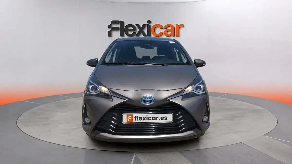 Usado Toyota Yaris Hybrid Active 100 CV (73 kW) 2020 Gris Berlina