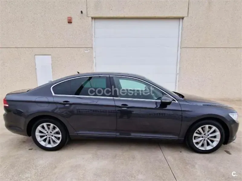 Usado VW Passat Edition 120 CV (88 kW) 2018 Negro Berlina