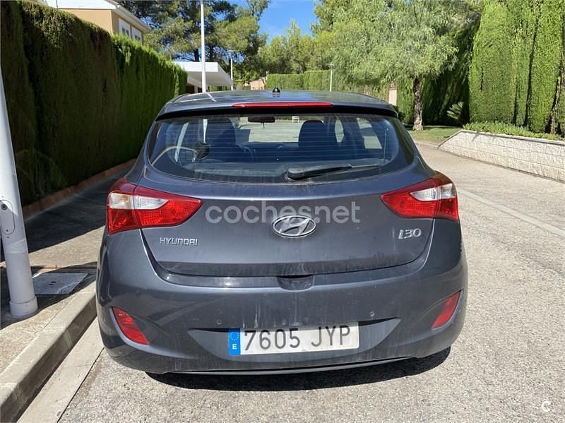 Gris / plata Usado 2017 Hyundai i30 Berlina | 5000 € - Imagen 1/4