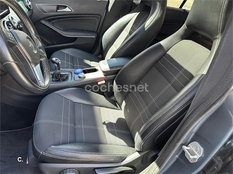 Usado Mercedes CLA200 Urban 156 CV (114 kW) 2013 Azul Berlina