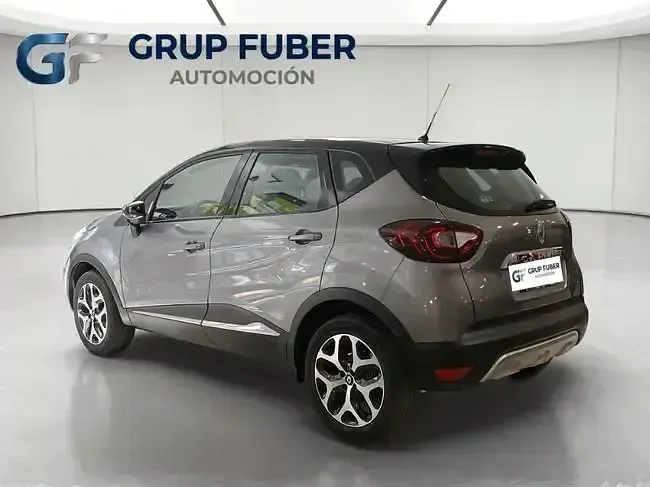 Usado Renault Captur Zen 120 CV (88 kW) 2017 Gris / plata SUV