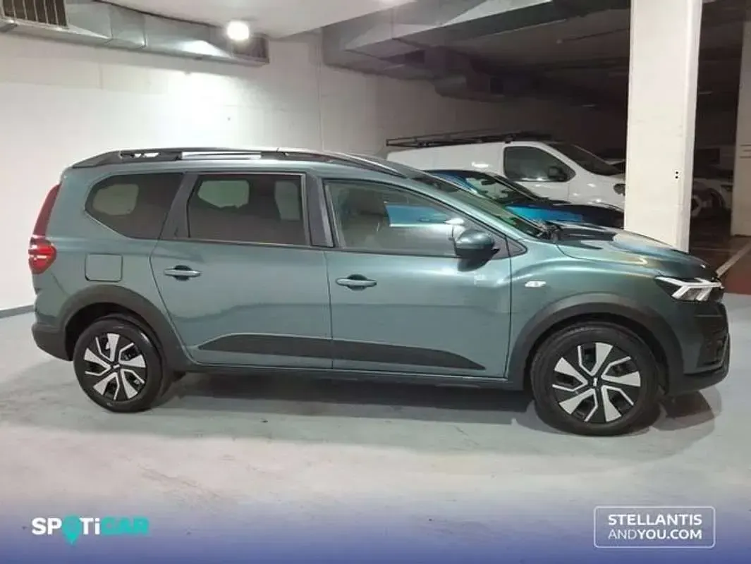 Usado Dacia Jogger Expression 110 CV (80 kW) 2025 Verde Monovolumen