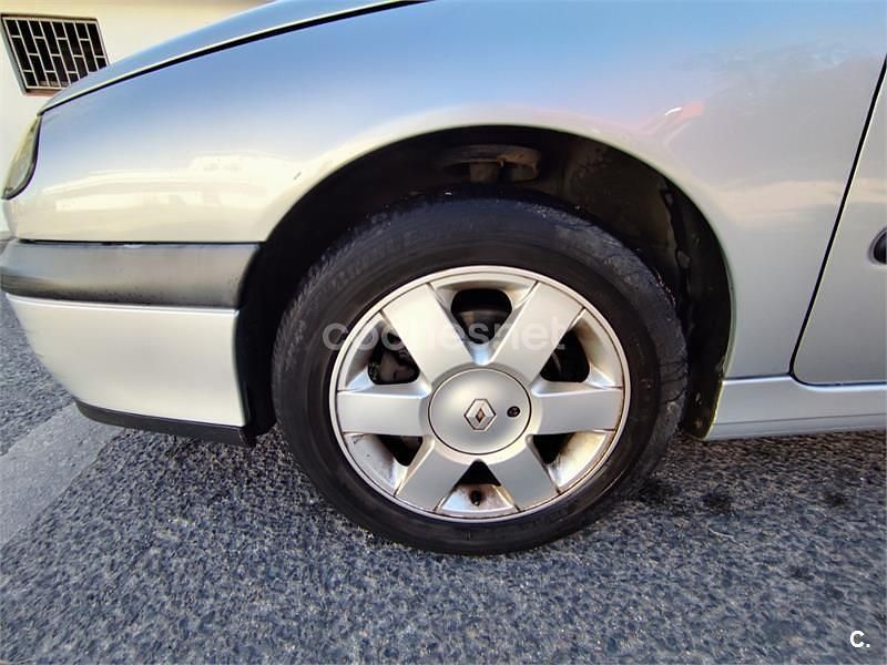 Usado Renault Laguna 115 CV (84 kW) 1999 Gris / plata Berlina